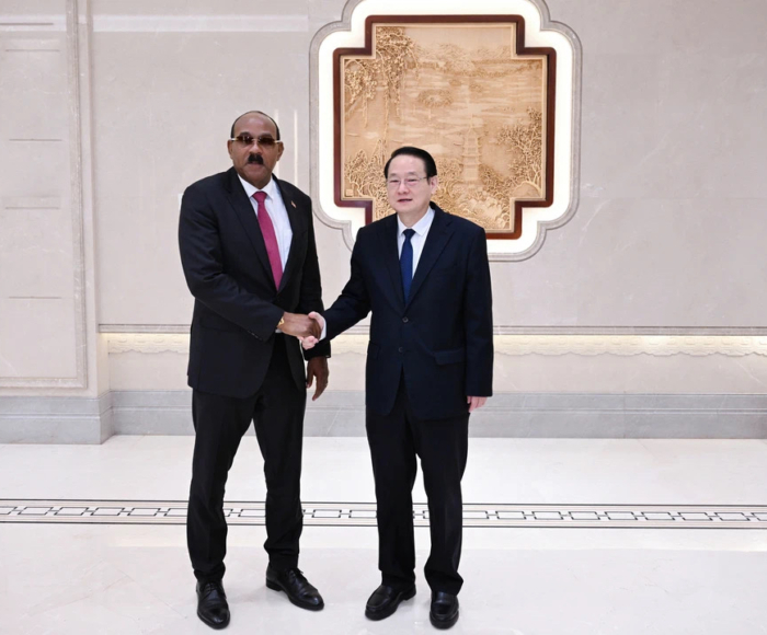Yi Lianhong, Party Secretary of Zhejiang Province, met with Prime Minister of Antigua and Barbuda and his delegation in Hangzhou.