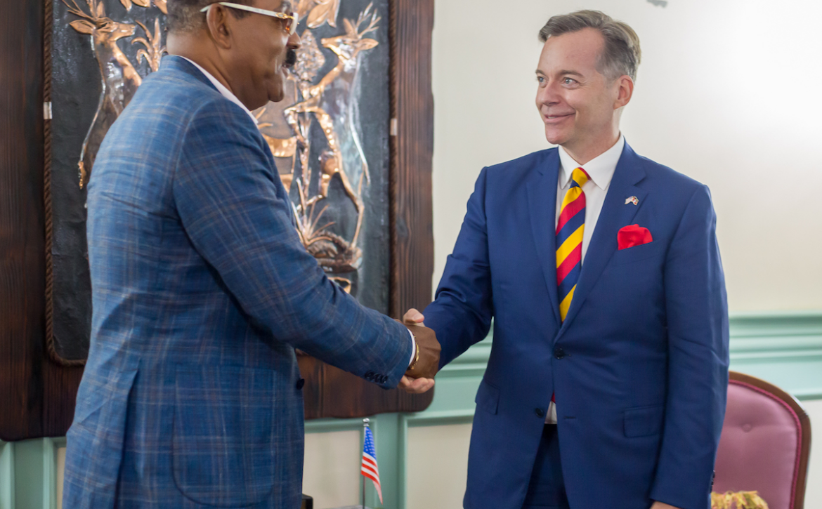 安提瓜和巴布达总理对新任美国大使表示欢迎