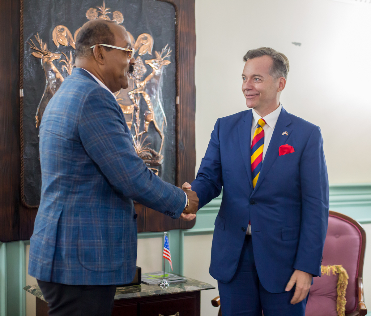 安提瓜和巴布达总理对新任美国大使表示欢迎
